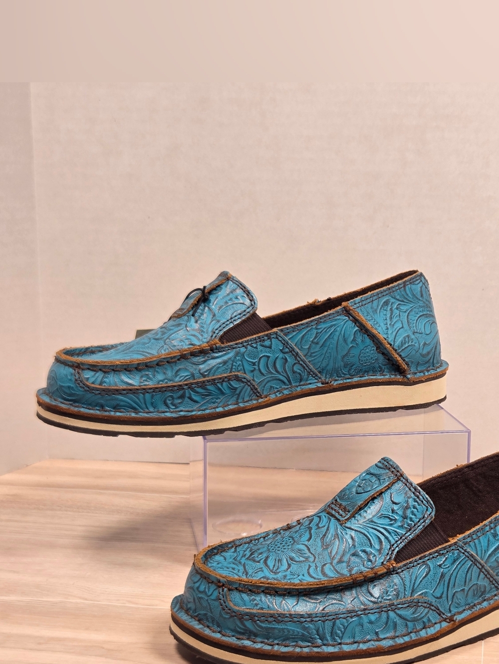 Women’s Size 7 B - Ariat Cruiser Brushed Turquoise Floral Emboss 10042526 New